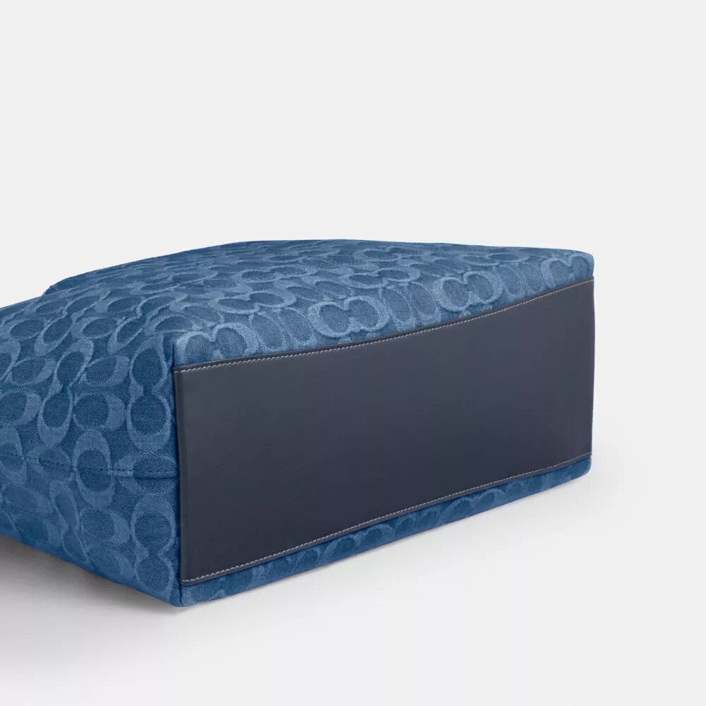 Station Tote-tasker i signaturdenim