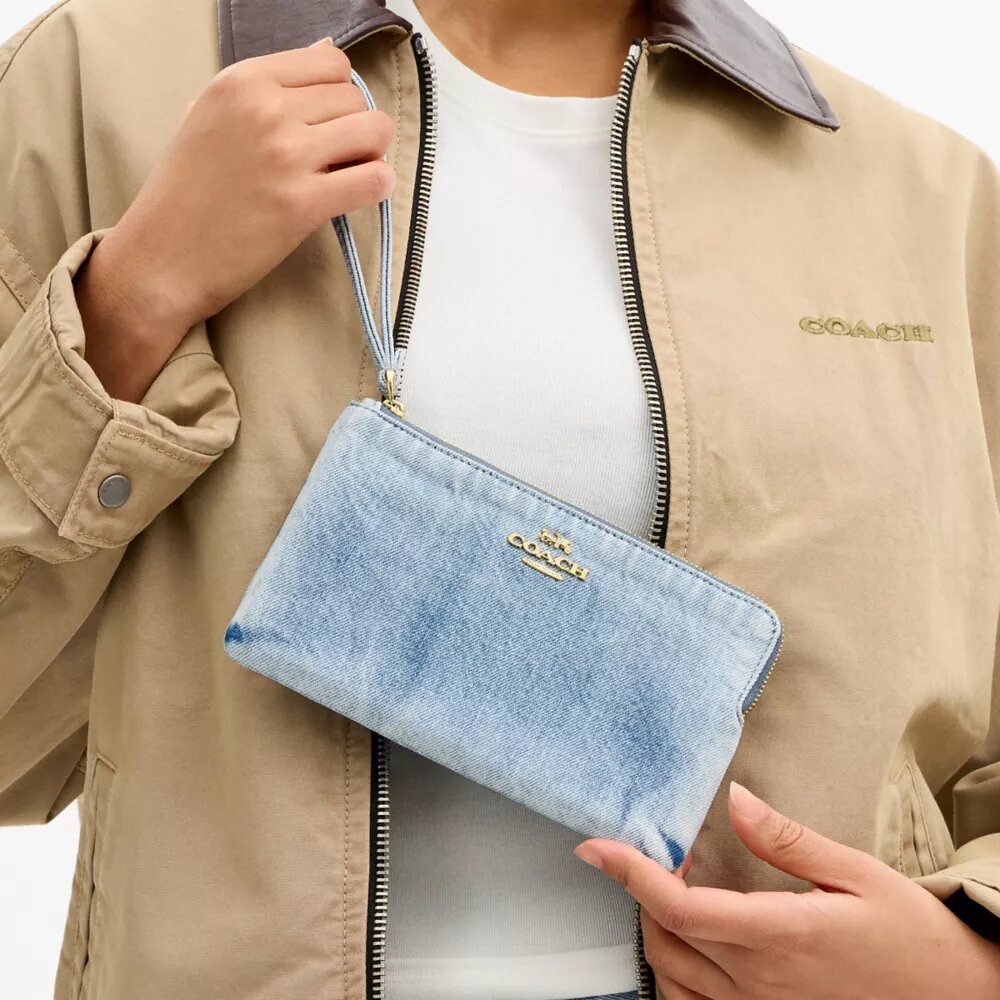 Stor håndledstaske med lynlås i hjørnet i Loved Denim