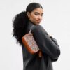 Swinger-tasker 20 med kæde i Crystal Signature Jacquard