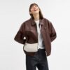 Swinger-tasker i signatur-jacquard