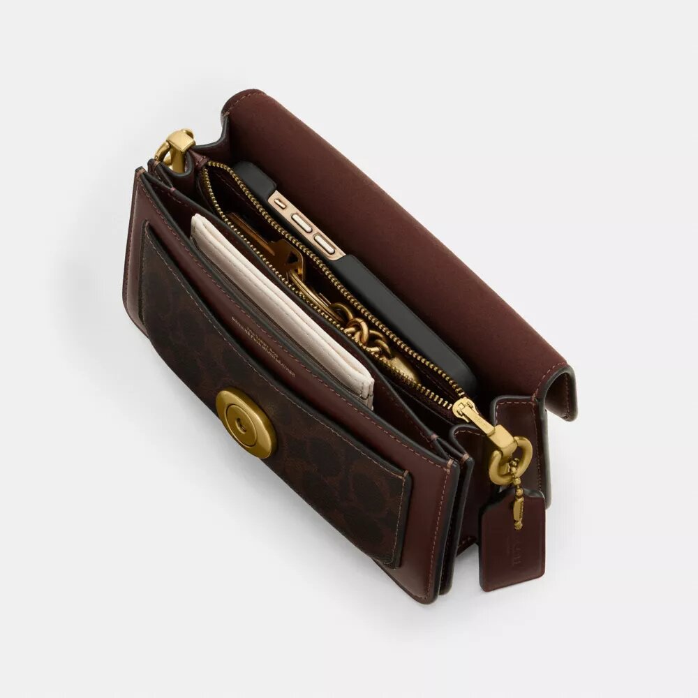Tabby skuldertaske 20 i Signature Canvas