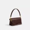 Tabby skuldertasker 26 i Signature Canvas