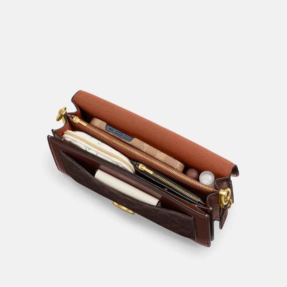 Tabby skuldertasker 26 i Signature Canvas