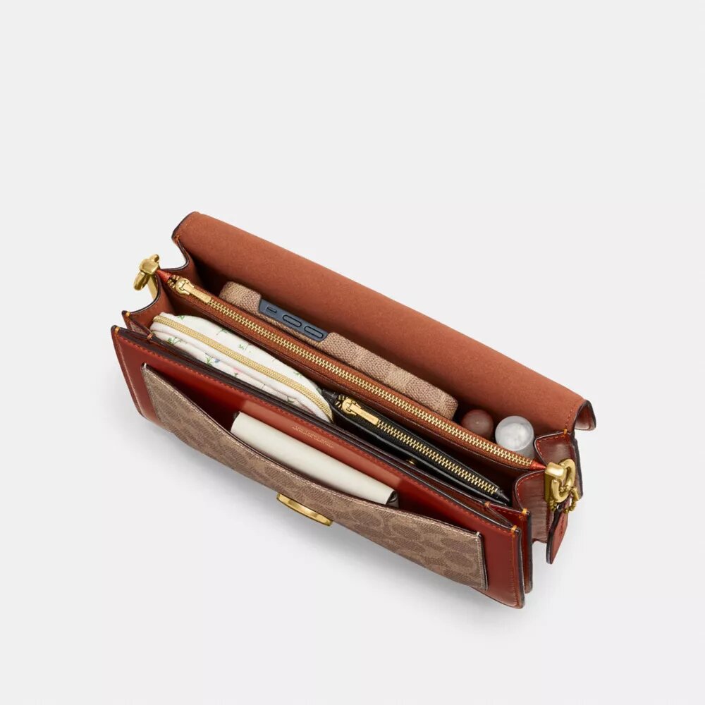 Tabby skuldertasker 26 i Signature Canvas