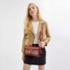 Tabby skuldertasker 26 i Signature Canvas