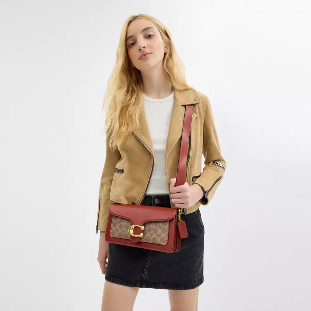 Tabby skuldertasker 26 i Signature Canvas