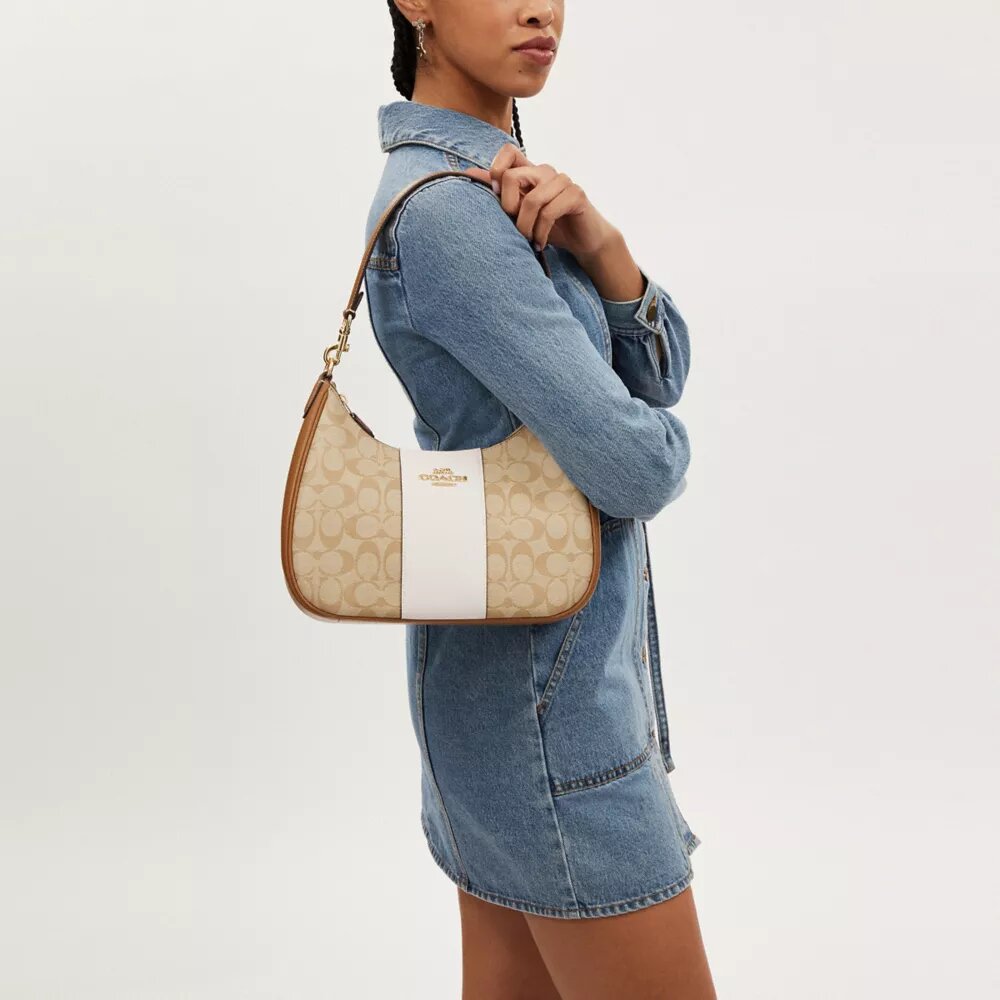 Teri Hobo-taske i Signature Canvas med striber