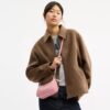 Teri Mini-crossbody-taske i signaturlæder med hjertevedhæng