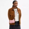 Teri Mini-crossbody-taske i signaturlæder med hjertevedhæng