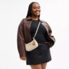 Teri Mini-crossbody-taske med vedhæng