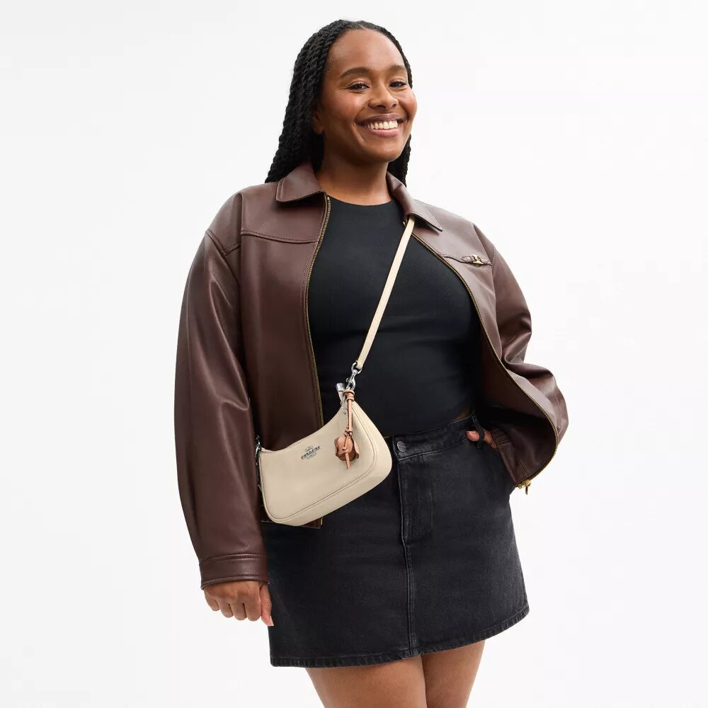 Teri Mini-crossbody-taske med vedhæng