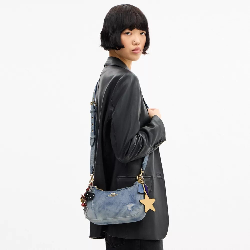 Teri skuldertaske i Loved Denim med vedhæng