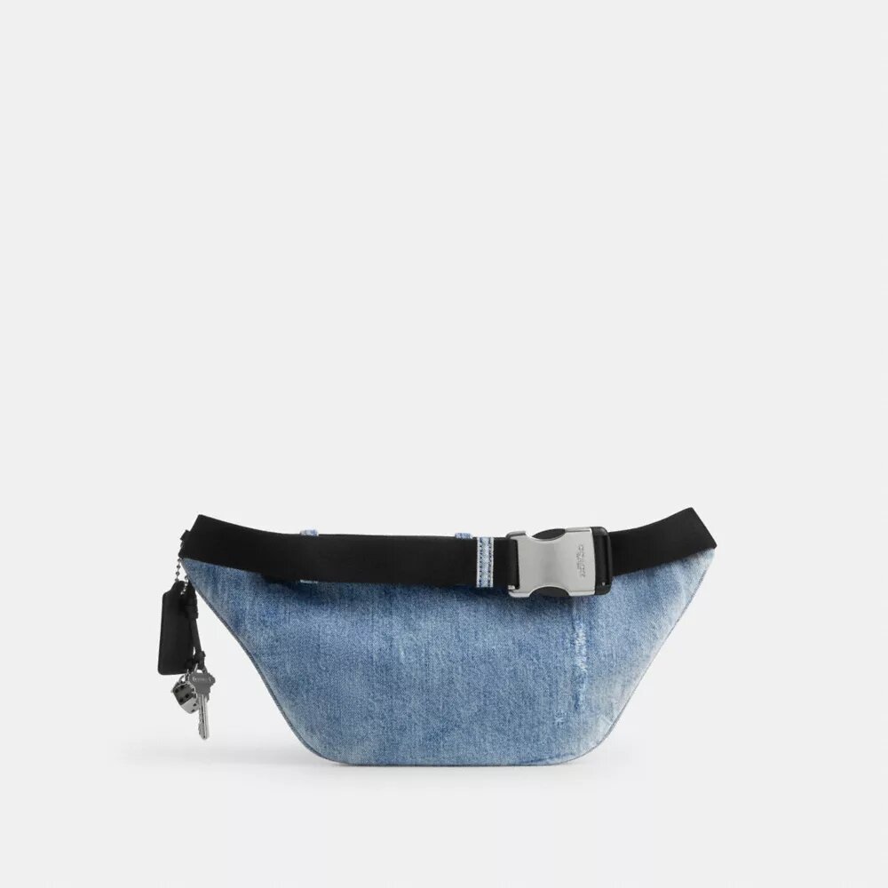 Travis bæltetaske 35 i slidt denim med vedhæng