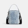 Tristan crossbody-taske 14 i den populære Signature-denim med vedhæng