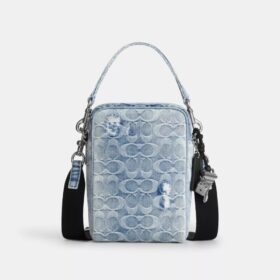 Tristan crossbody-taske 14 i den populære Signature-denim med vedhæng