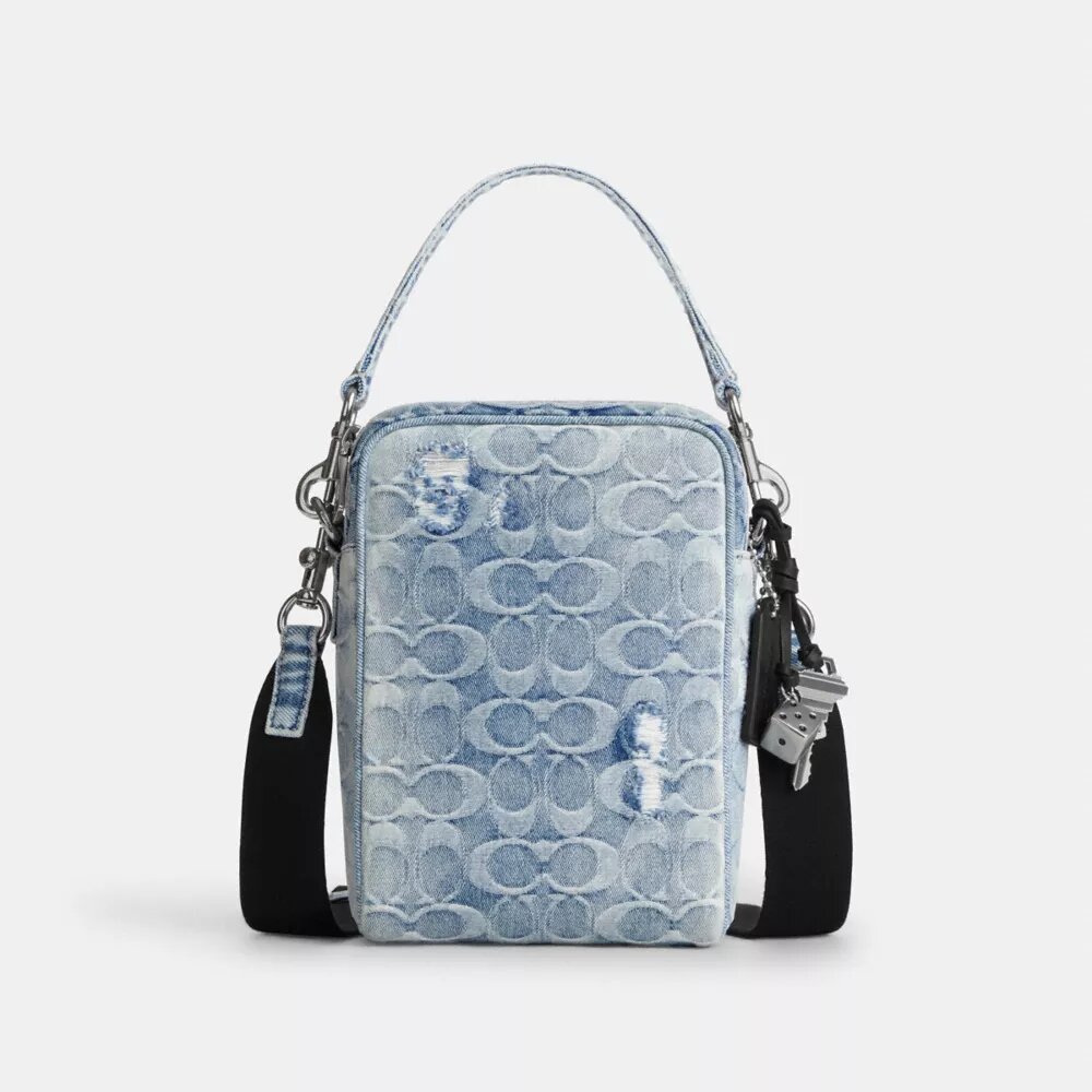 Tristan crossbody-taske 14 i den populære Signature-denim med vedhæng