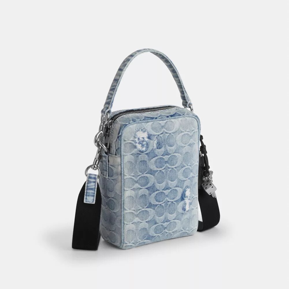 Tristan crossbody-taske 14 i den populære Signature-denim med vedhæng