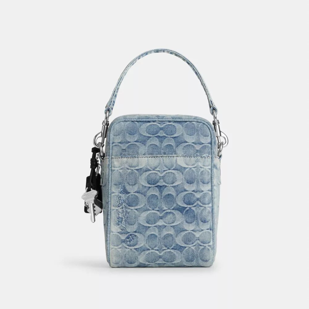 Tristan crossbody-taske 14 i den populære Signature-denim med vedhæng