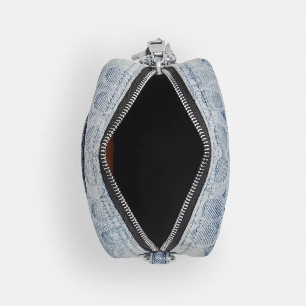 Tristan crossbody-taske 14 i den populære Signature-denim med vedhæng