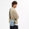 Tristan crossbody-taske 14 i den populære Signature-denim med vedhæng