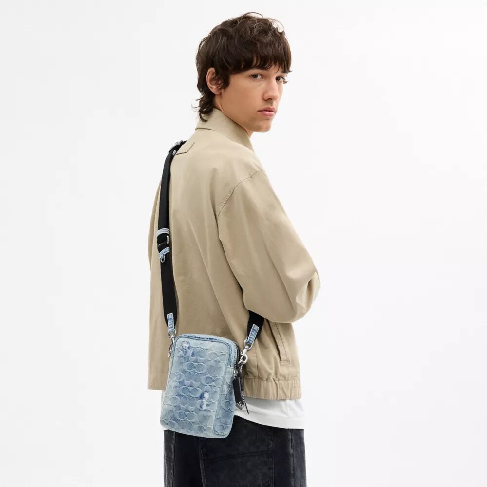 Tristan crossbody-taske 14 i den populære Signature-denim med vedhæng